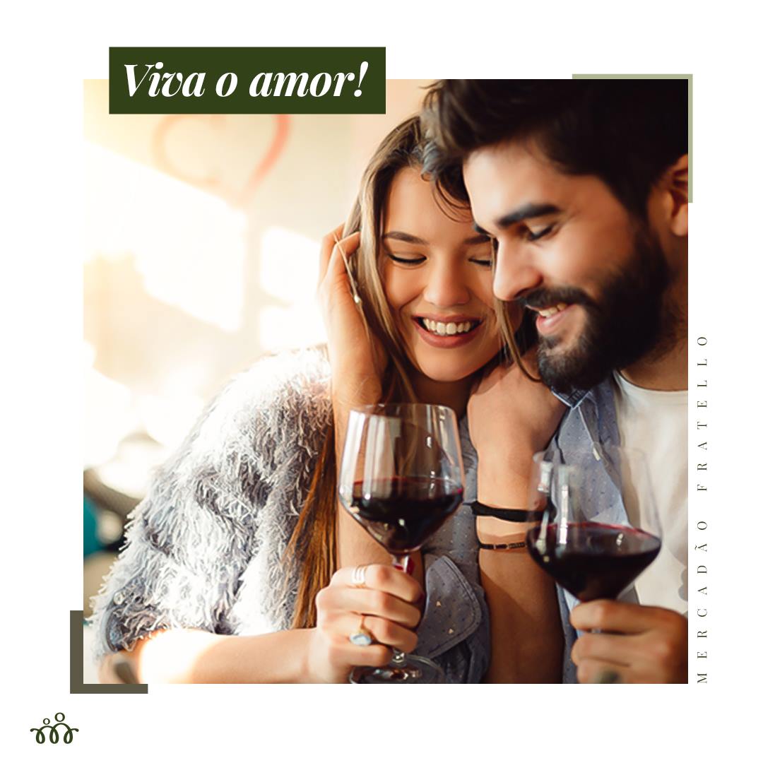 Um homem e uma mulher estão segurando taças de vinho e sorrindo.