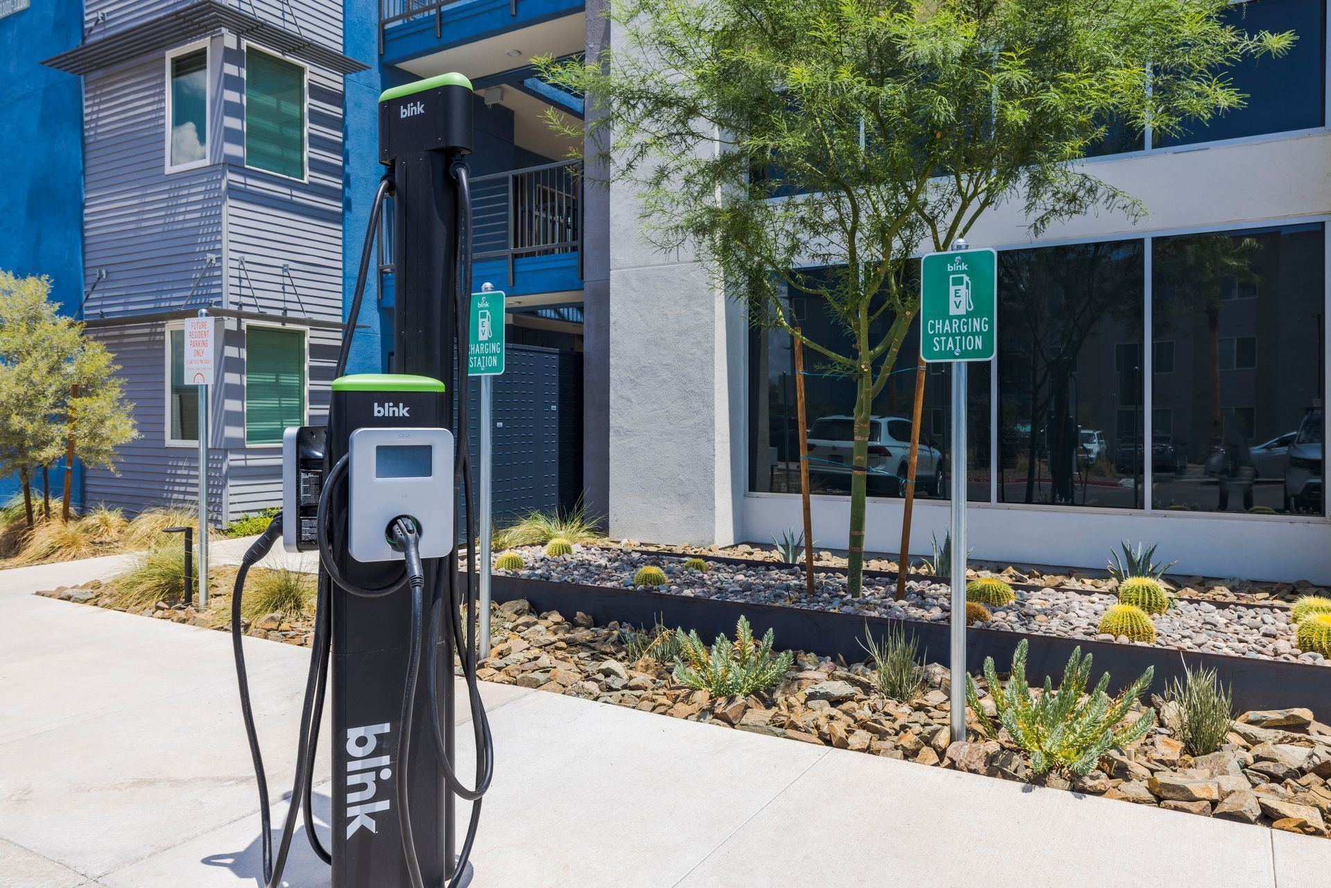 Electric vehicle charging station with