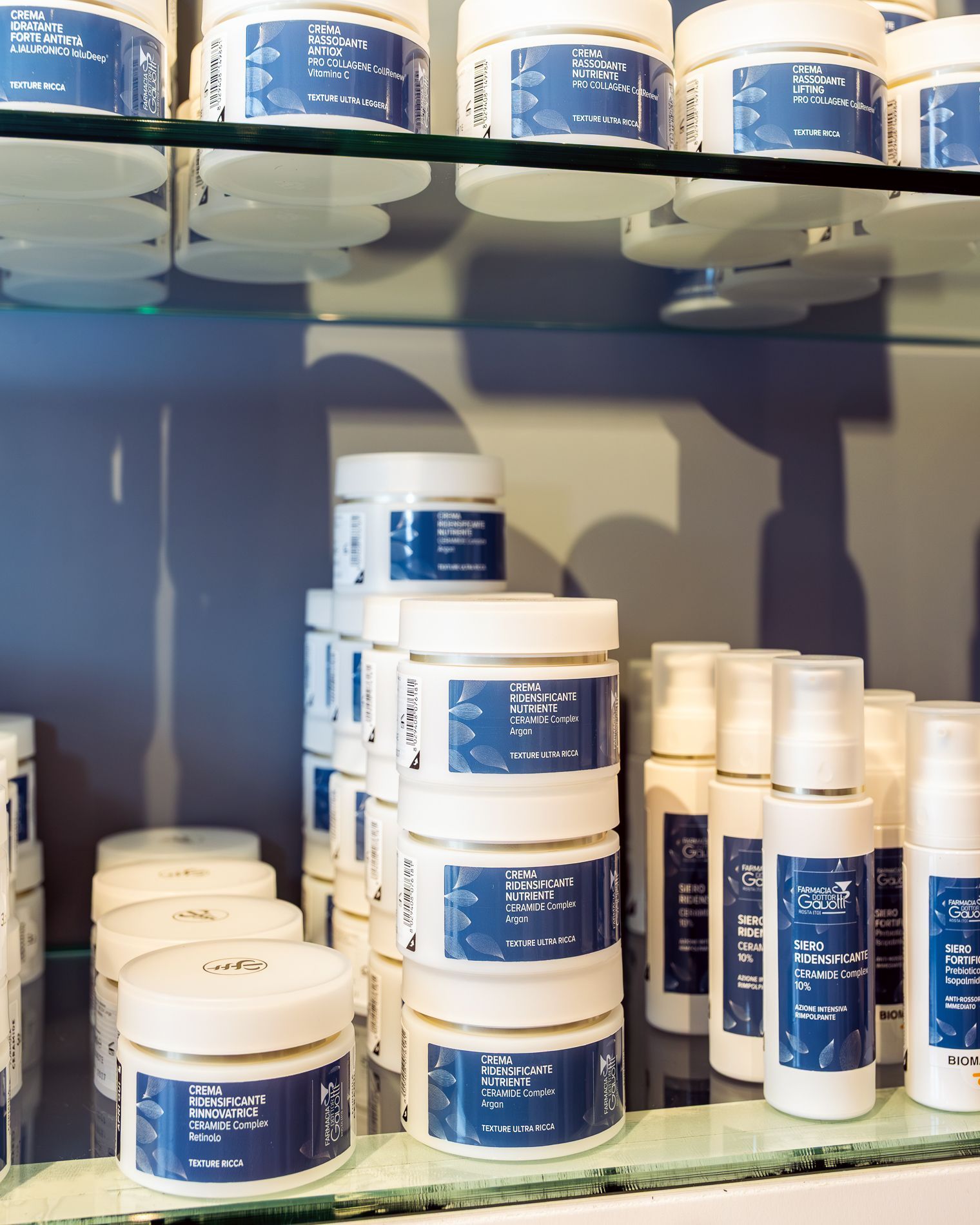 Uno scaffale pieno di barattoli e bottiglie con etichette blu