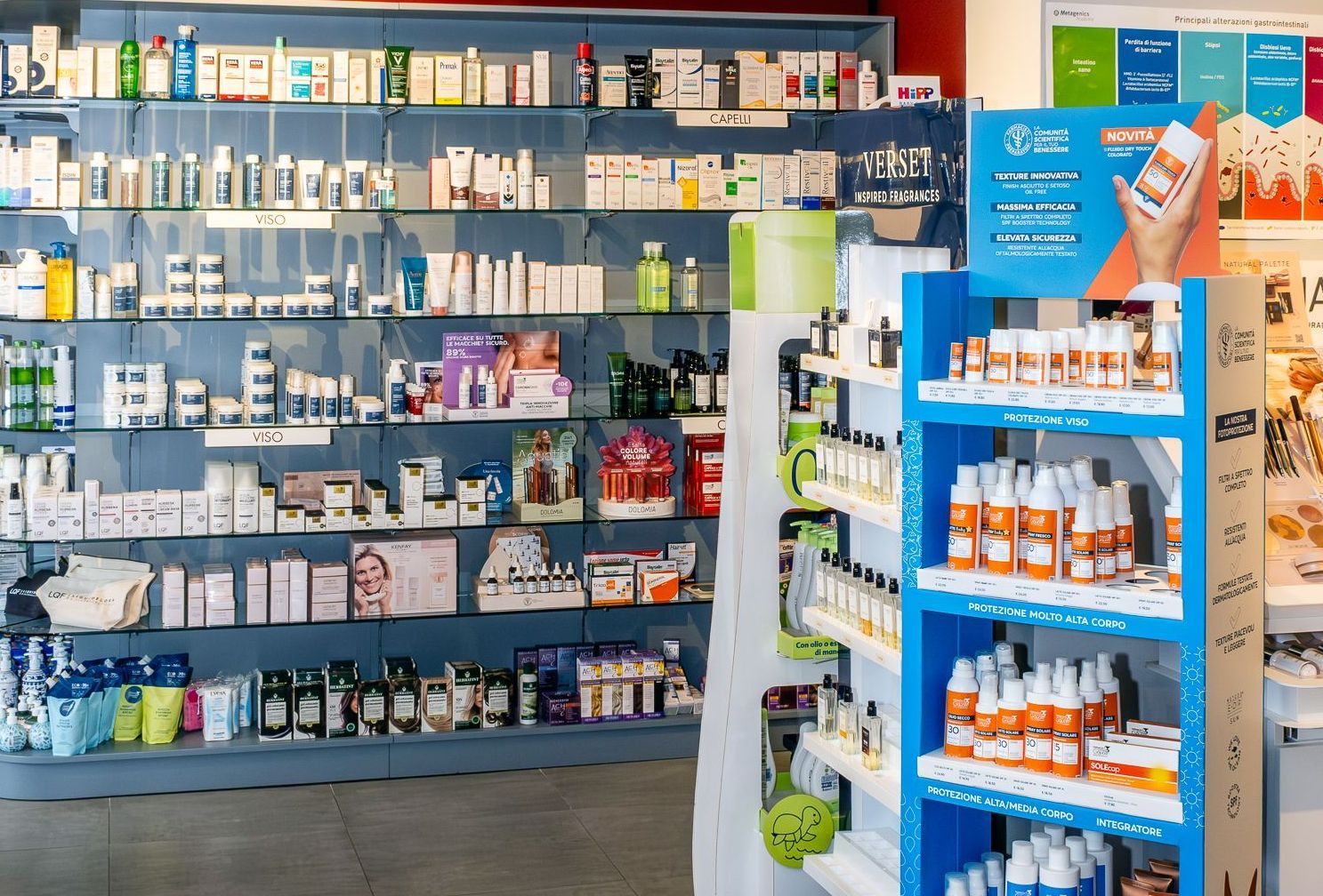 Una persona tiene in mano una bottiglia di medicina in una farmacia.