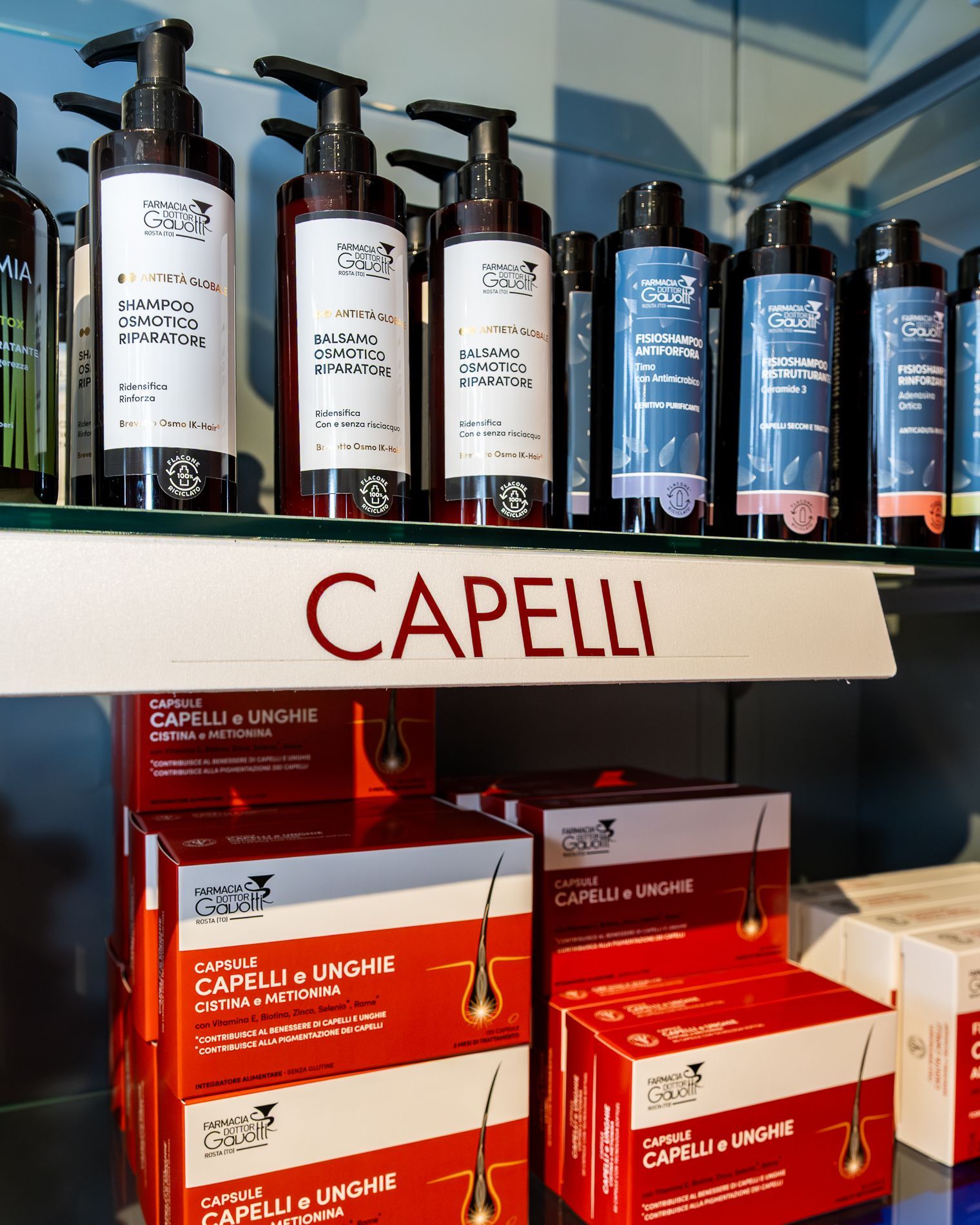 Uno scaffale pieno di bottiglie e scatole con la parola capelli sopra