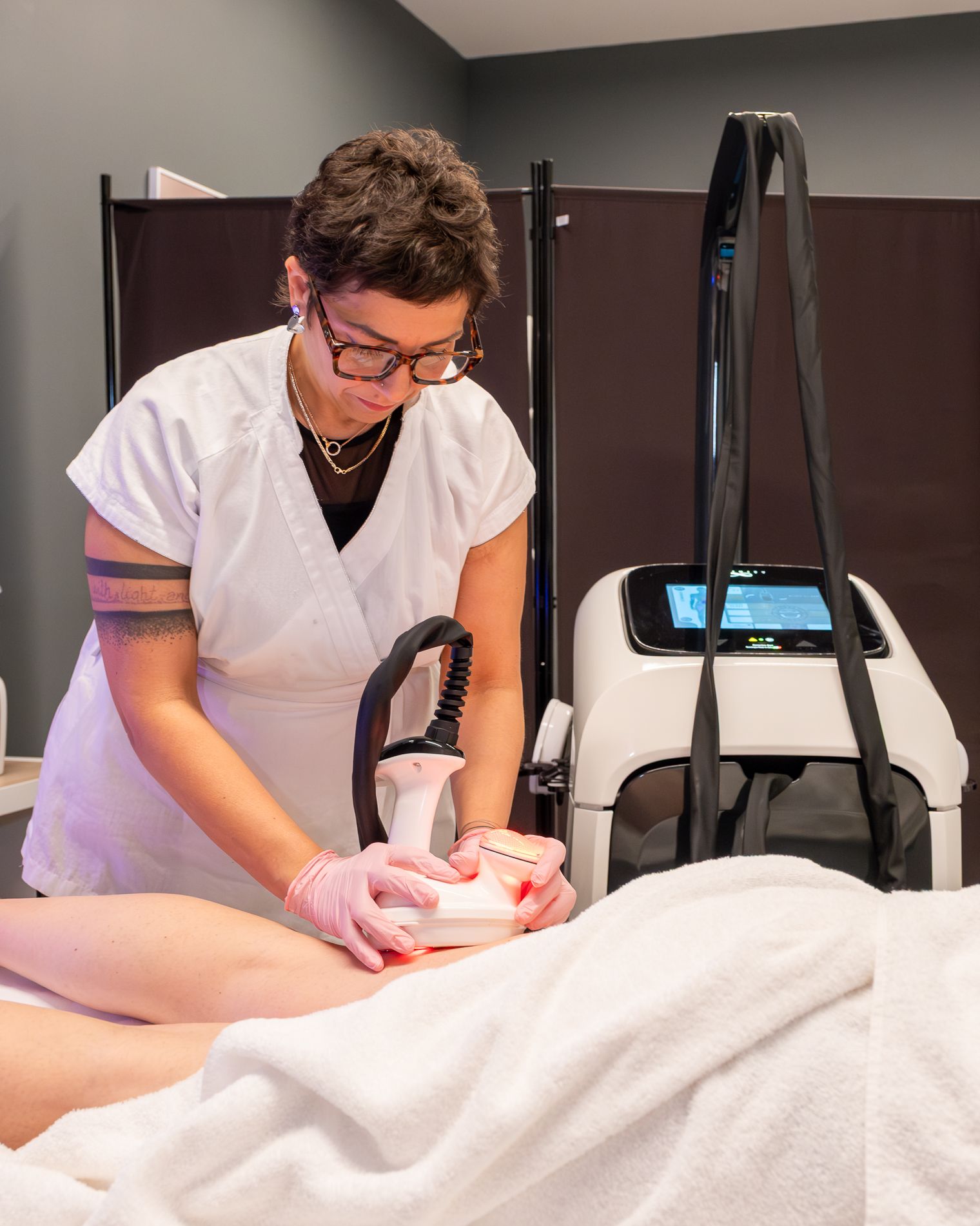 Una donna sta usando una macchina sulla gamba di un paziente.