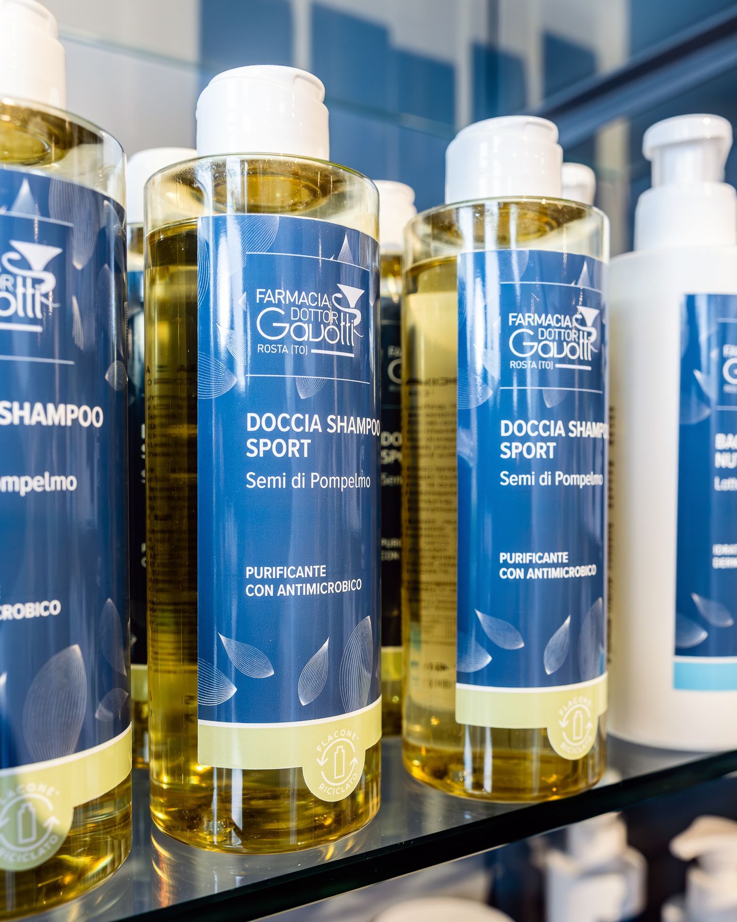 Uno scaffale pieno di bottiglie di shampoo e balsamo.