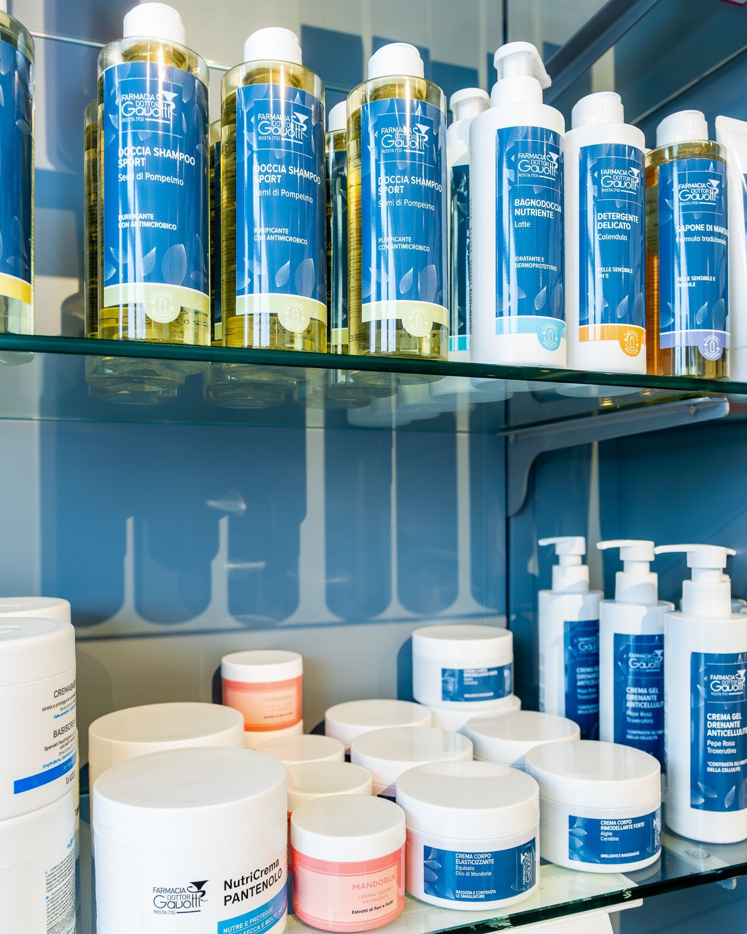 Uno scaffale pieno di bottiglie e barattoli, tra cui uno con la scritta