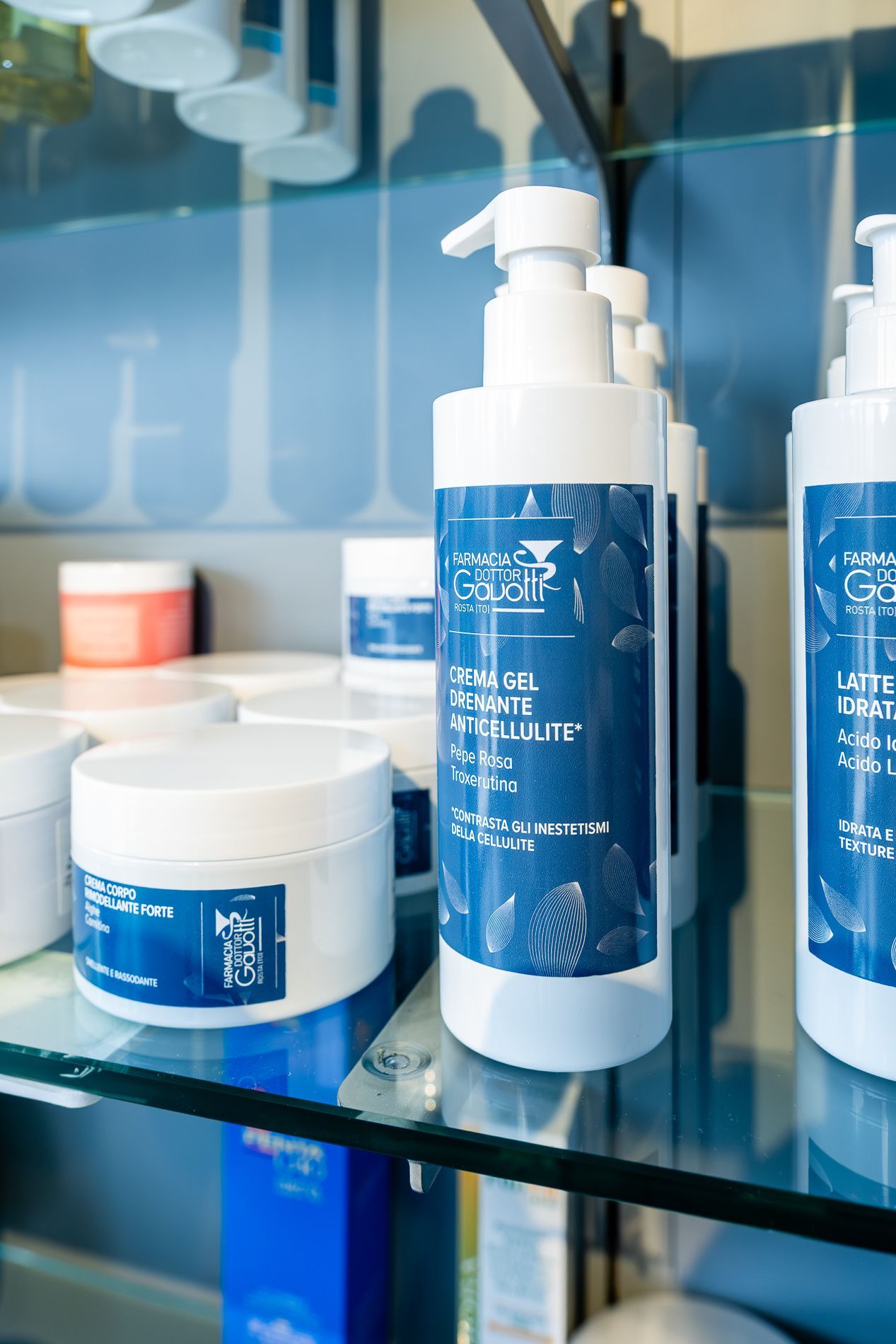 Uno scaffale pieno di bottiglie di lozione e crema