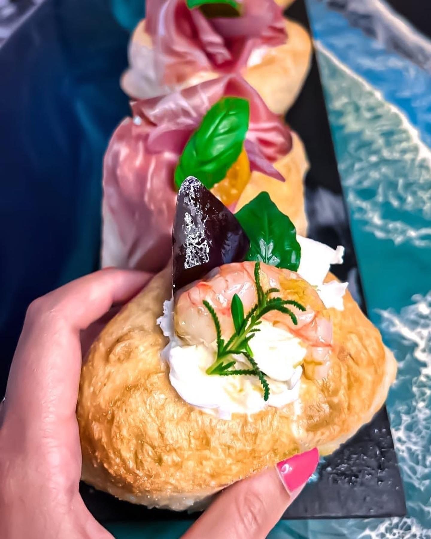 pizza con carne cruda