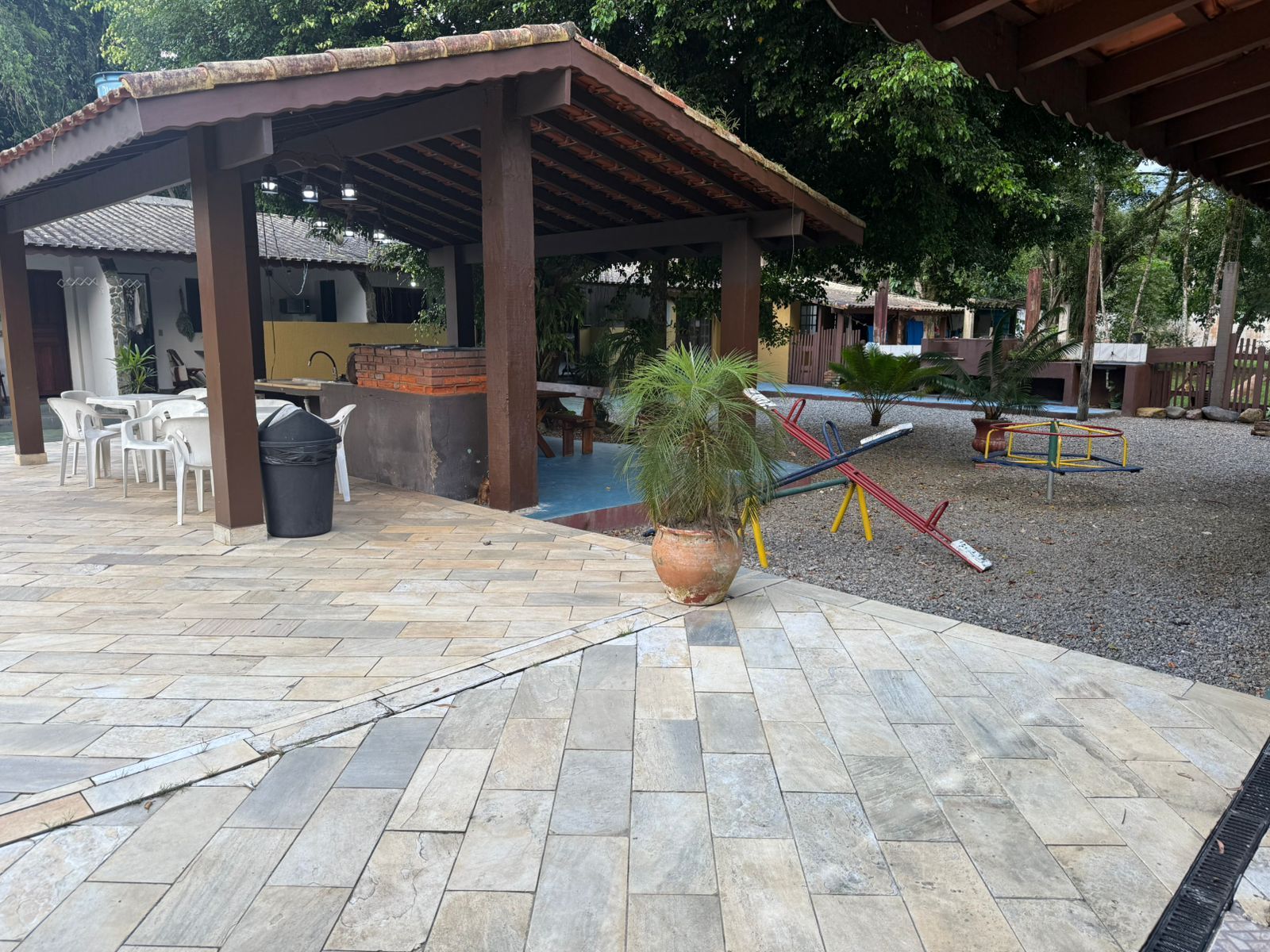 Pátio externo com gazebo, playground e diversas estruturas.