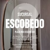 Frente a una pared de madera hay un sofá con una almohada.