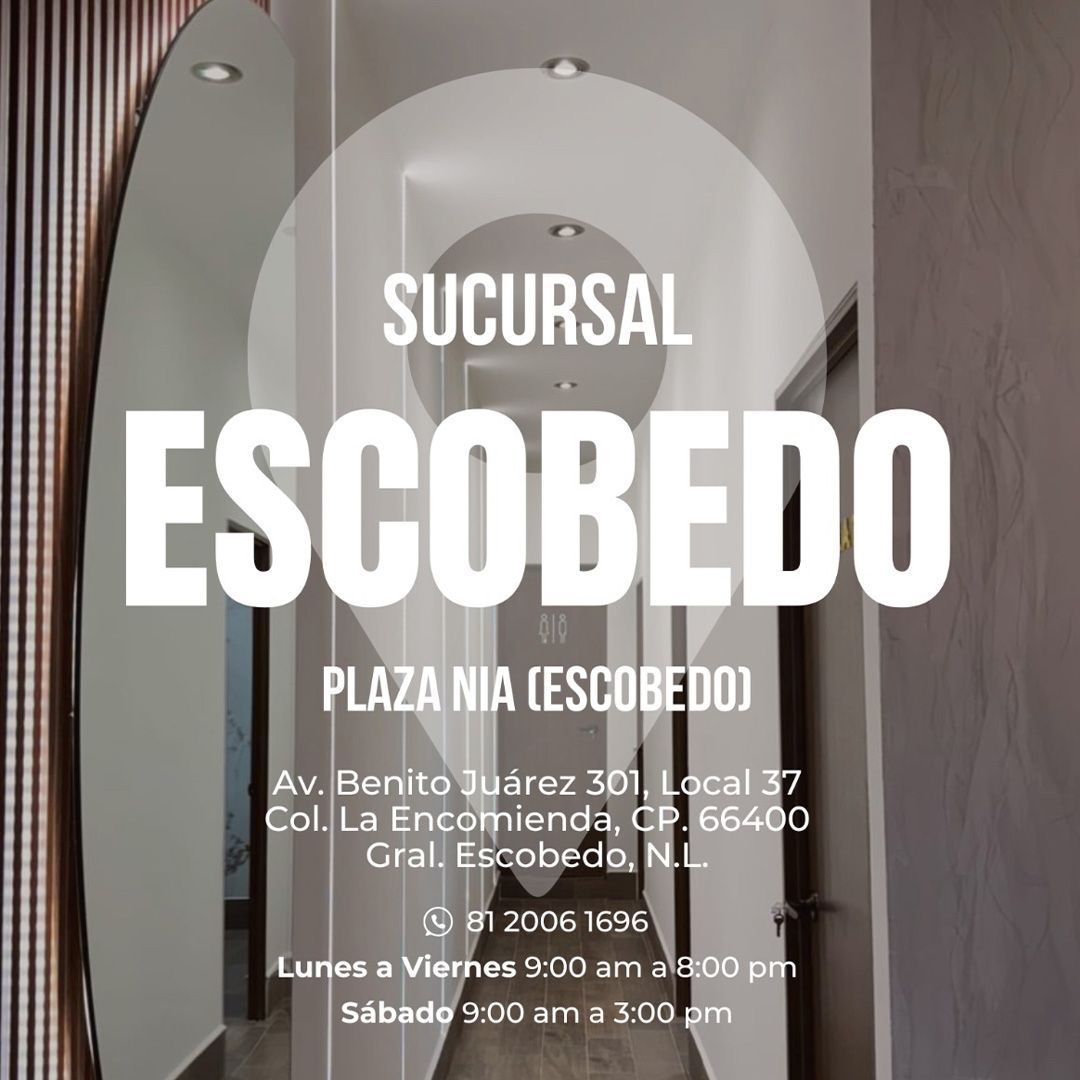 Frente a una pared de madera hay un sofá con una almohada.