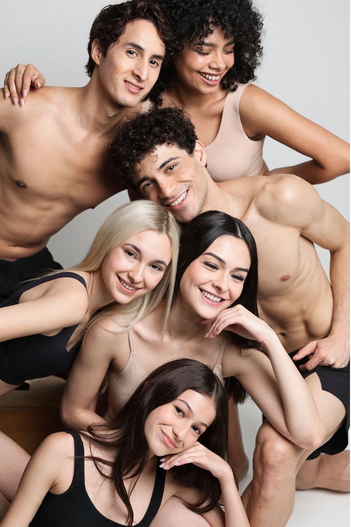 Una mujer recibe un tratamiento de depilación láser en su pierna.