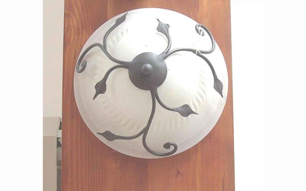 plafoniera con struttura in ferro battuto