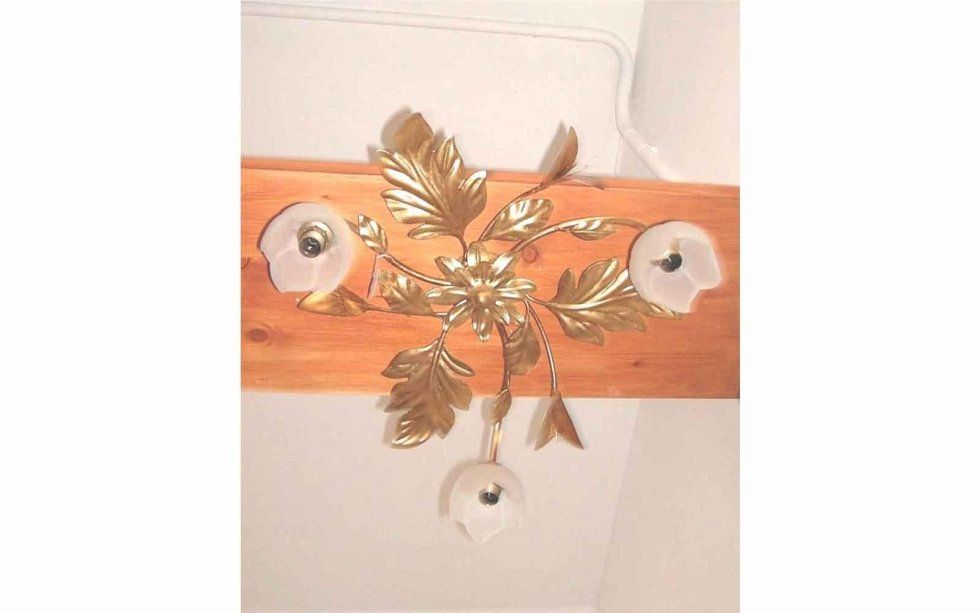 lampadario con foglie dorate