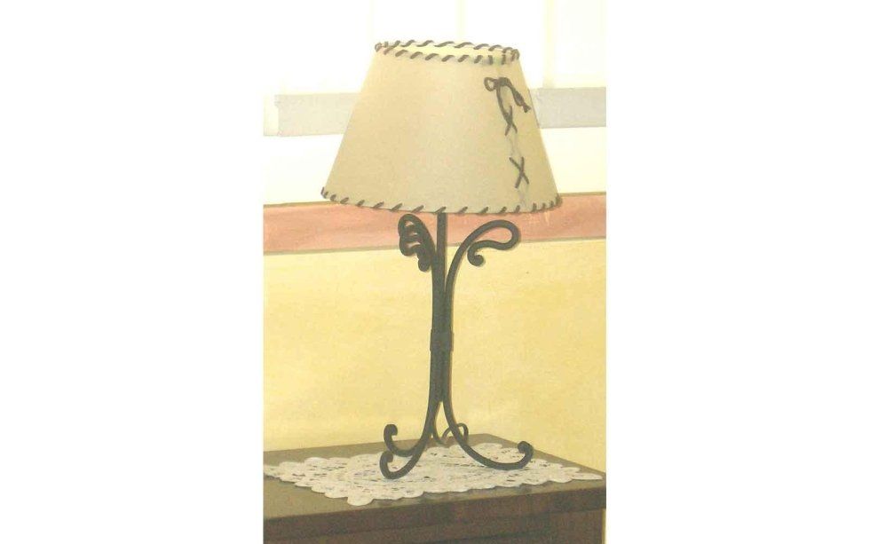 lampada da comodino in ferro battuto