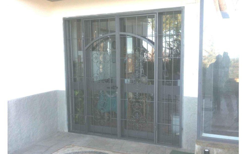 portone condominiale con infissi in ferro