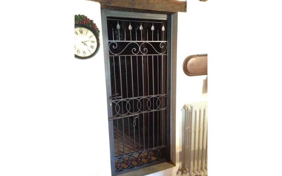 porta di casa con infisso in ferro