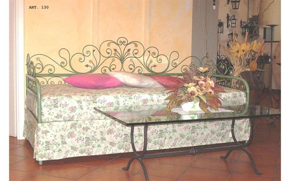 divano letto in ferro battuto con tavolo in vetro