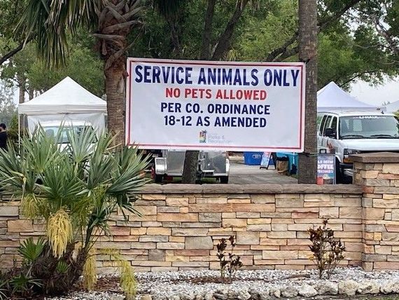 A sign that says service animals only on it