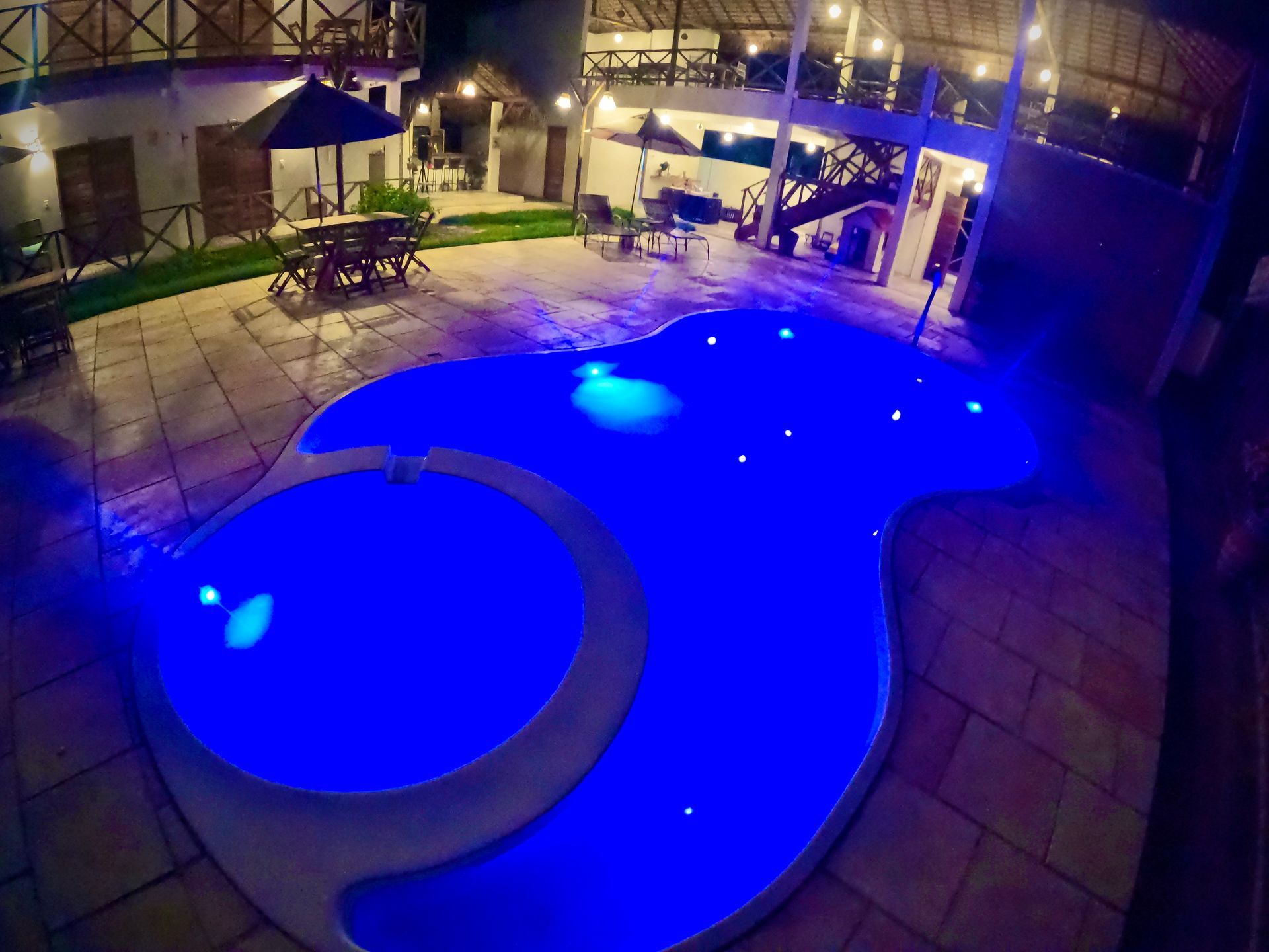 Uma vista aérea de uma grande piscina à noite