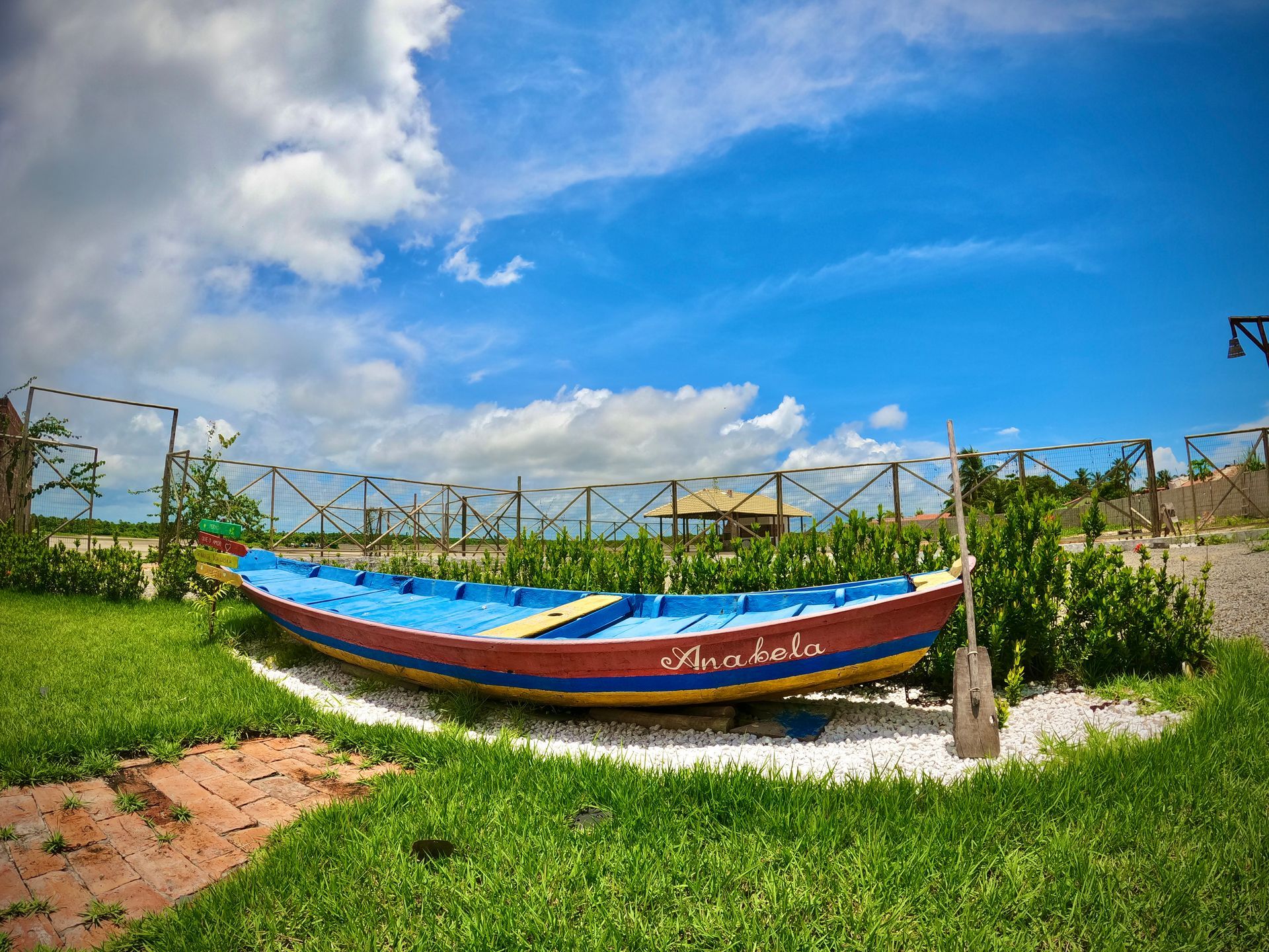 Um barco colorido está no topo de um campo verdejante.