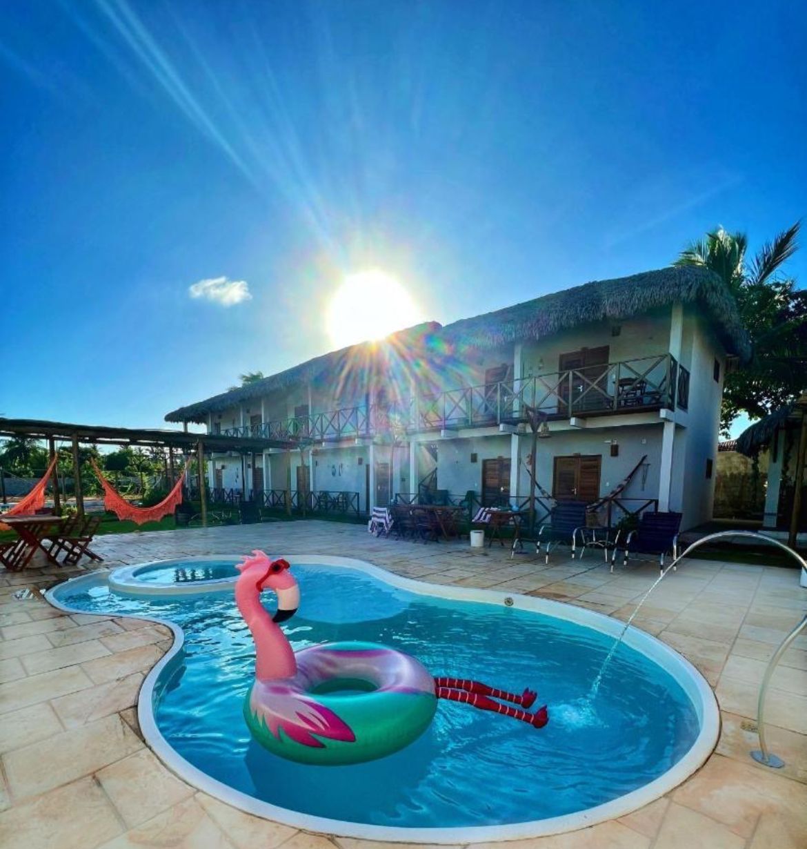 Uma piscina com um flamingo flutuando nela