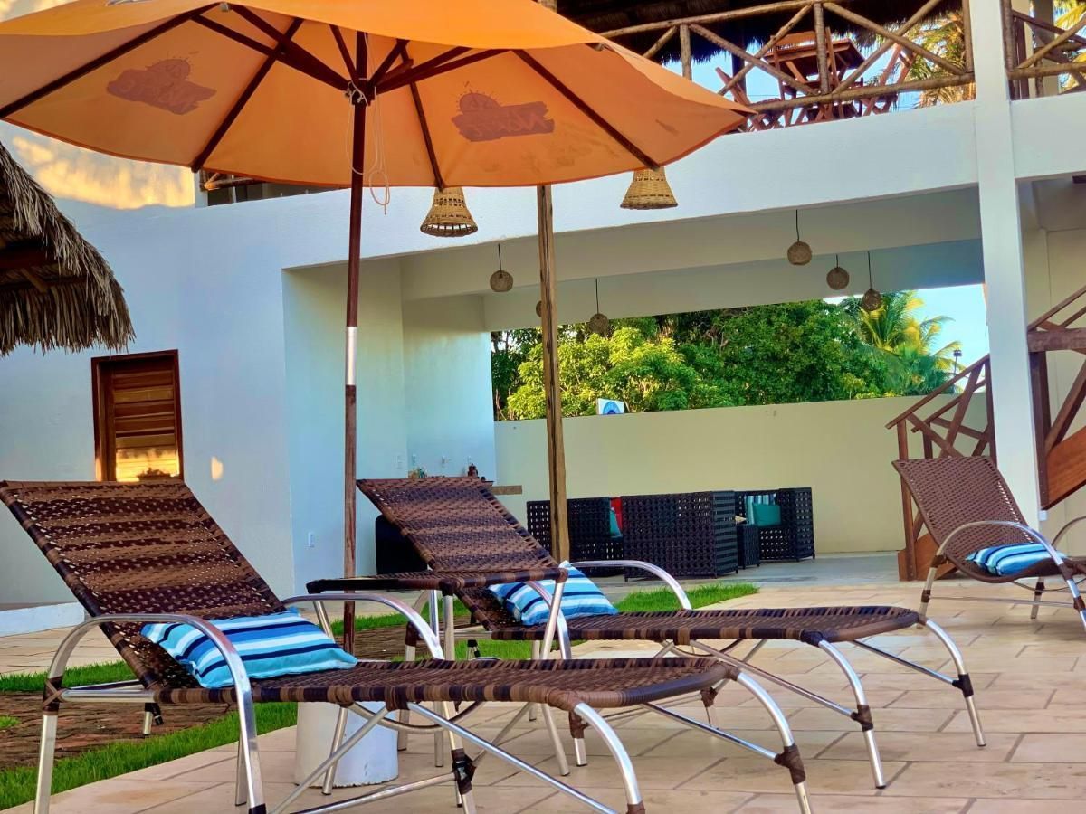 Uma fileira de espreguiçadeiras sob um guarda-sol laranja