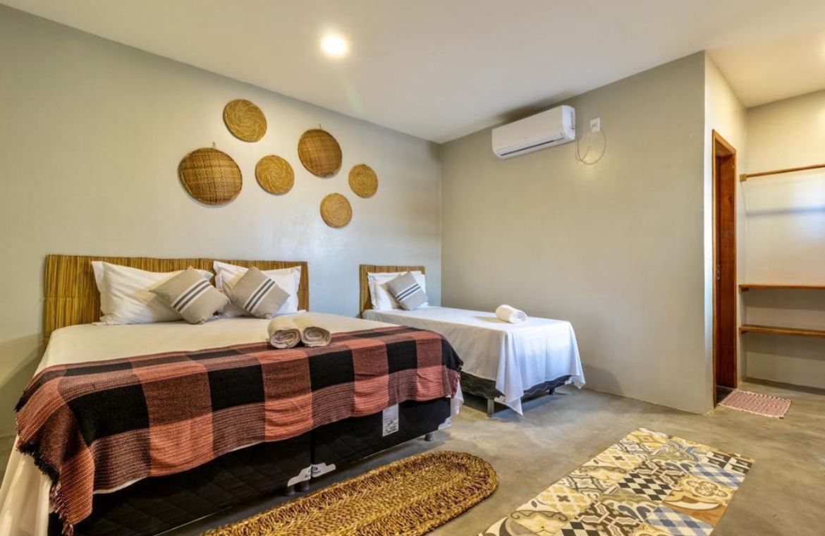 Um quarto com duas camas e um tapete no chão.