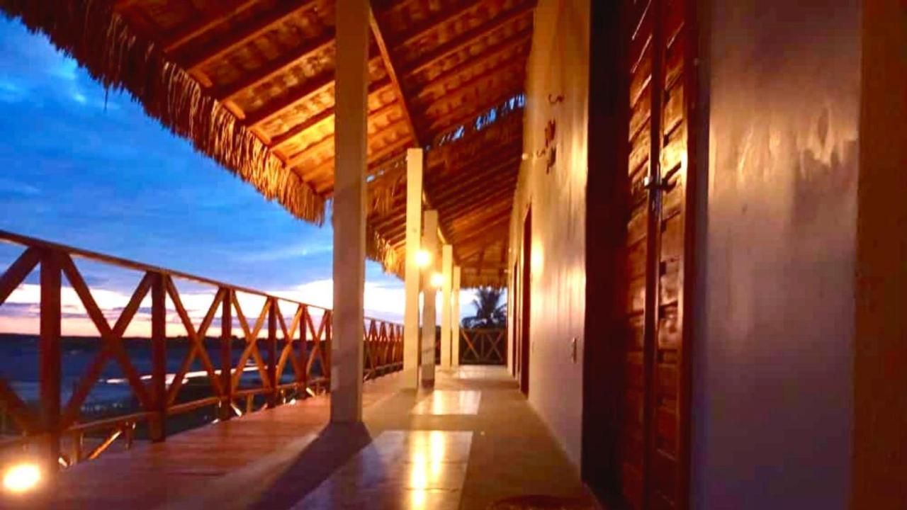 Um longo corredor com uma varanda com vista para o oceano à noite