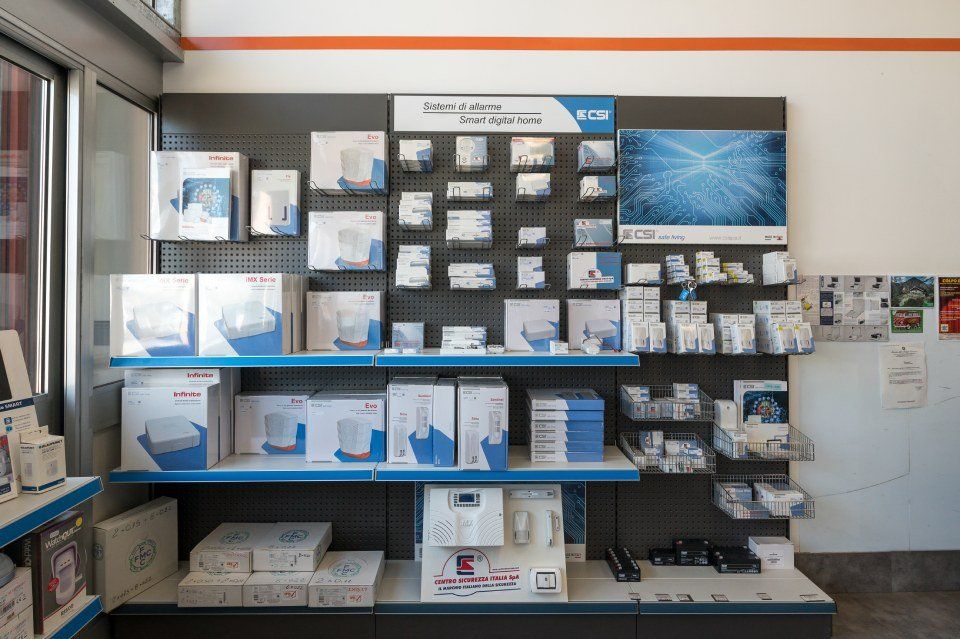 sistemi di allarme esposti in un negozio