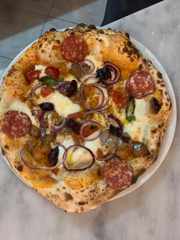 Pizza prosciutto crudo e olive nere