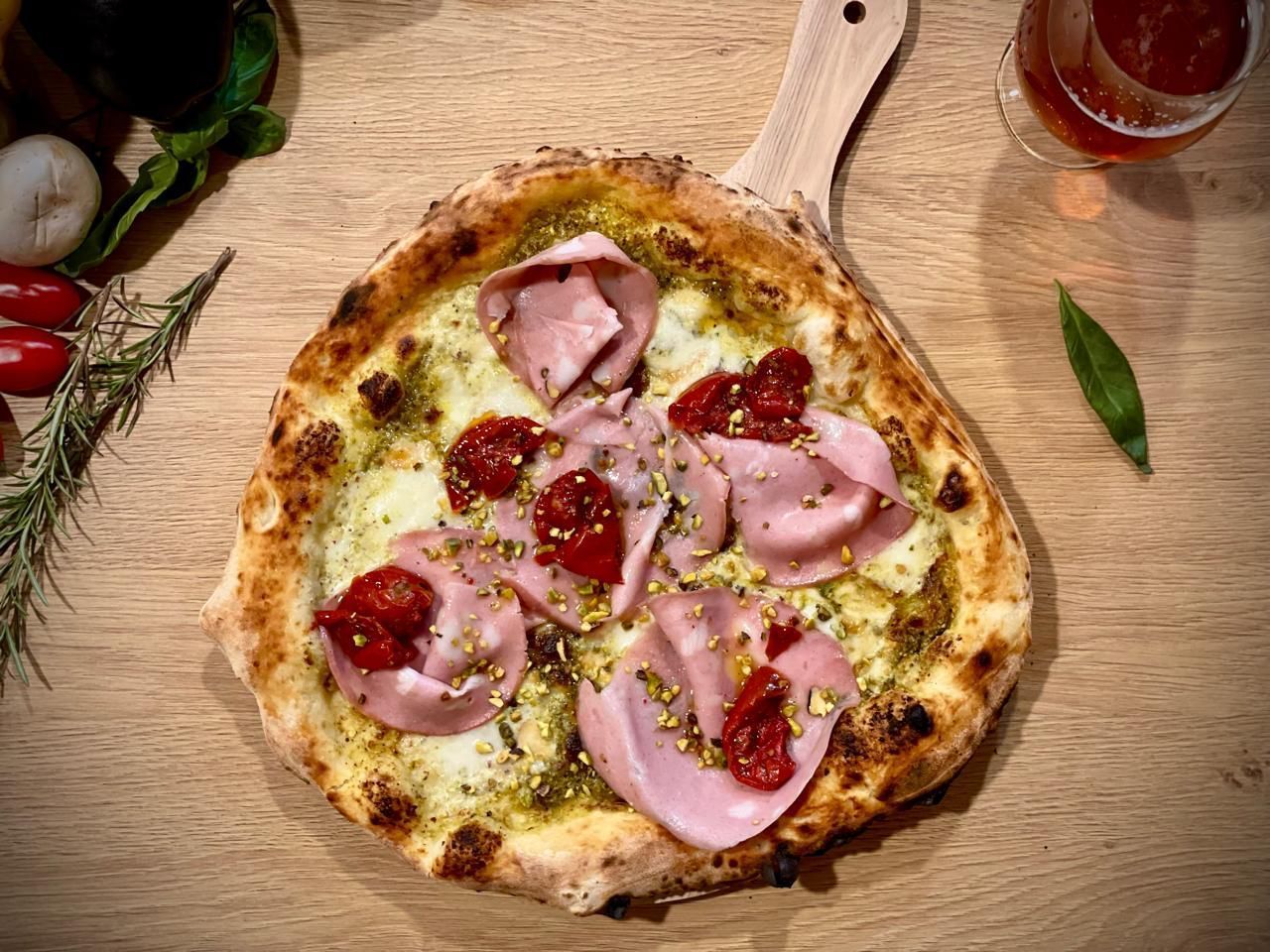 Pizzeria con forno a legna