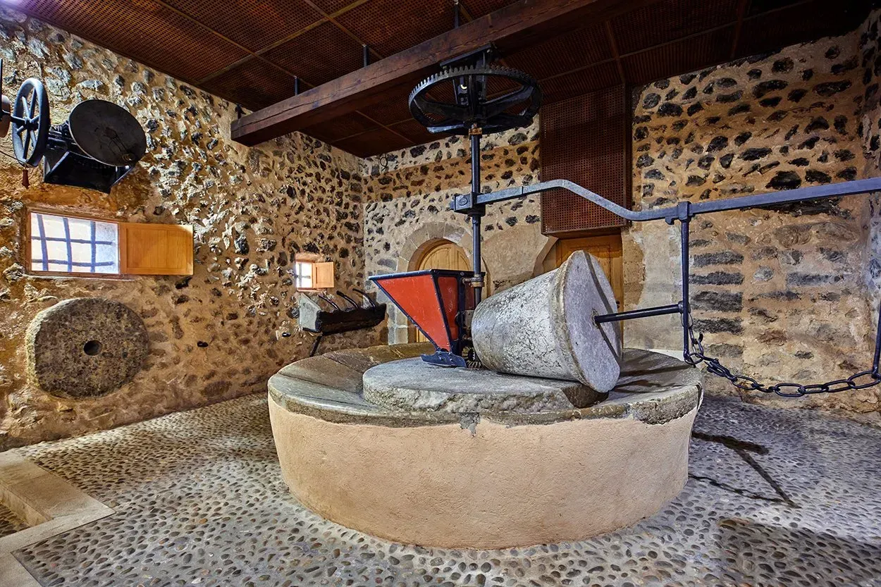 Hay un molino de piedra en el medio de la habitación.