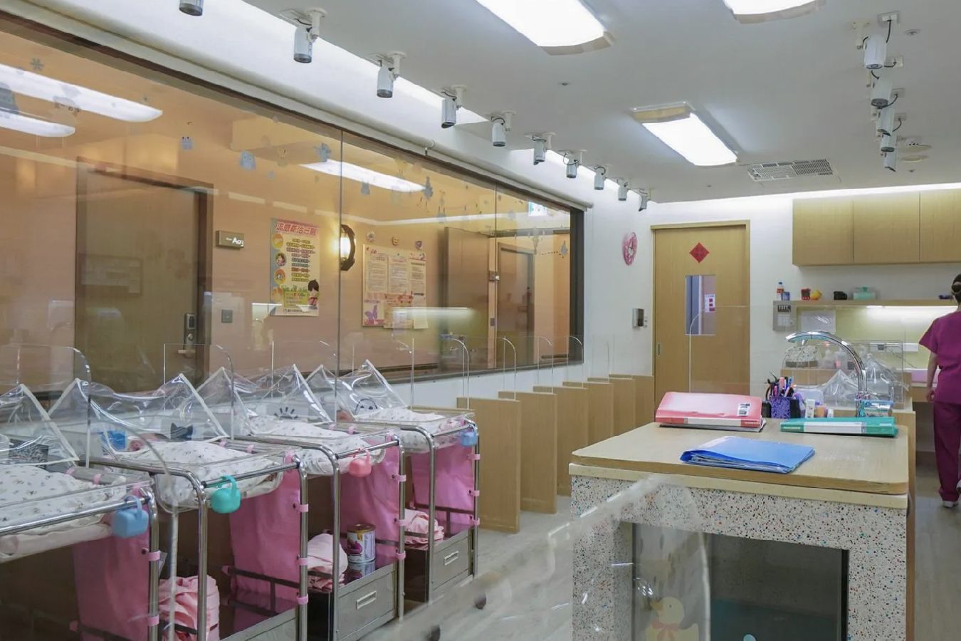 【月子中心 vs. 月嫂】優缺點與費用預算全攻略：哪種產後護理最適合妳？
