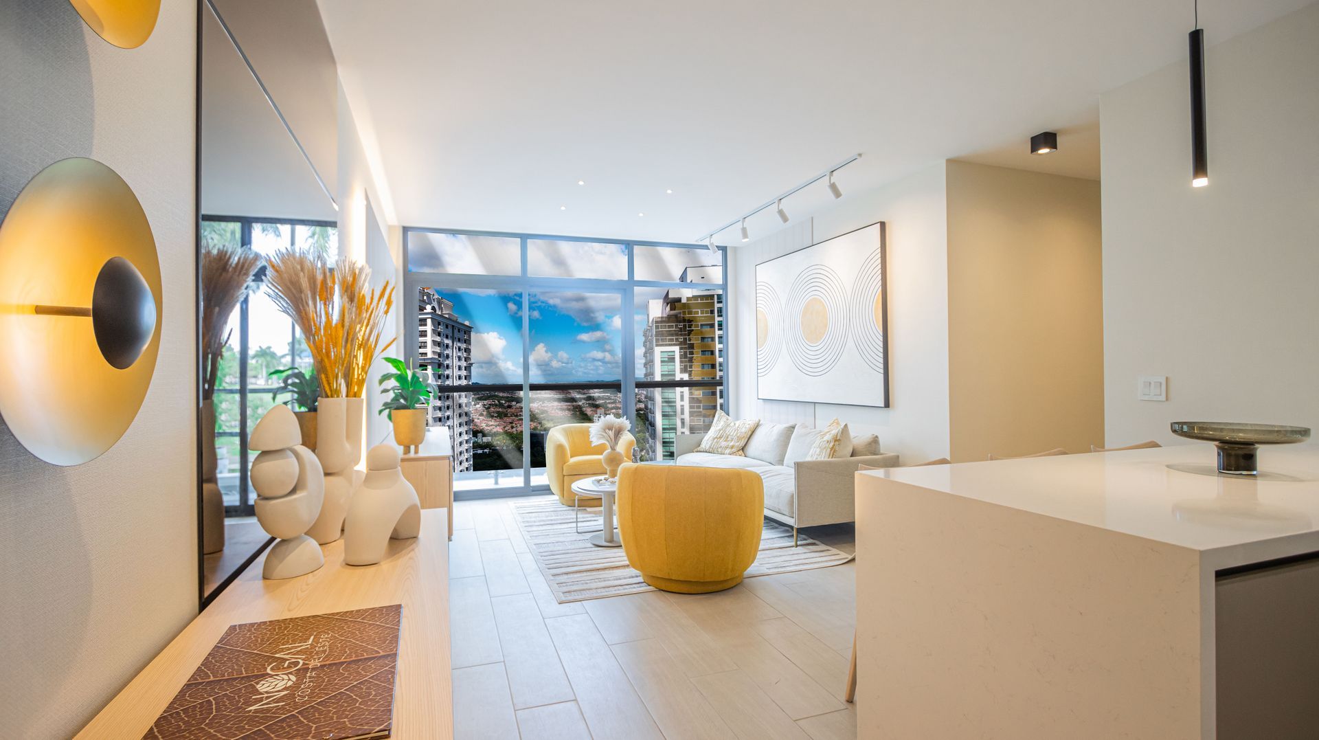 Una sala de estar con muchos muebles y una gran ventana.