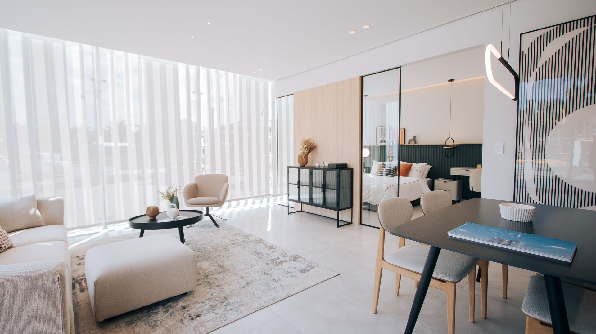 Una sala de estar con un sofá, sillas, una mesa y una mesa de comedor.