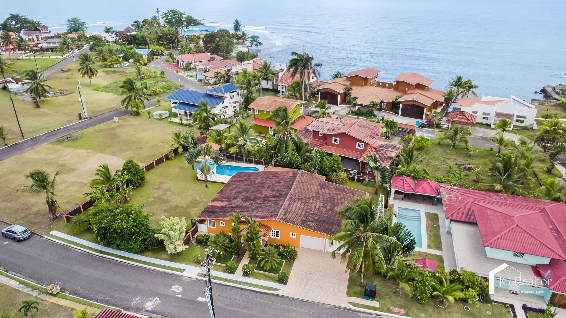 Una vista aérea de una zona residencial junto al océano.