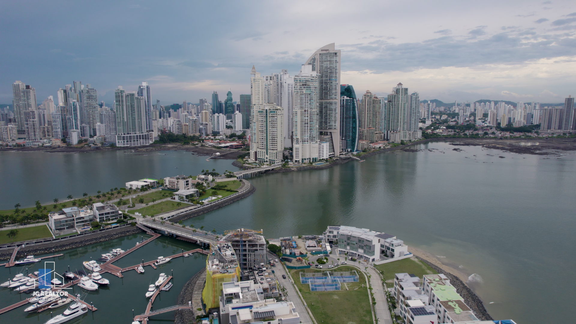 Una vista aérea de una ciudad con muchos edificios y barcos en el agua.