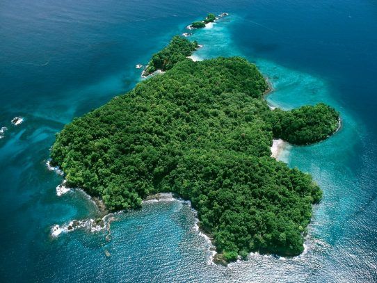 Una vista aérea de una pequeña isla en medio del océano.