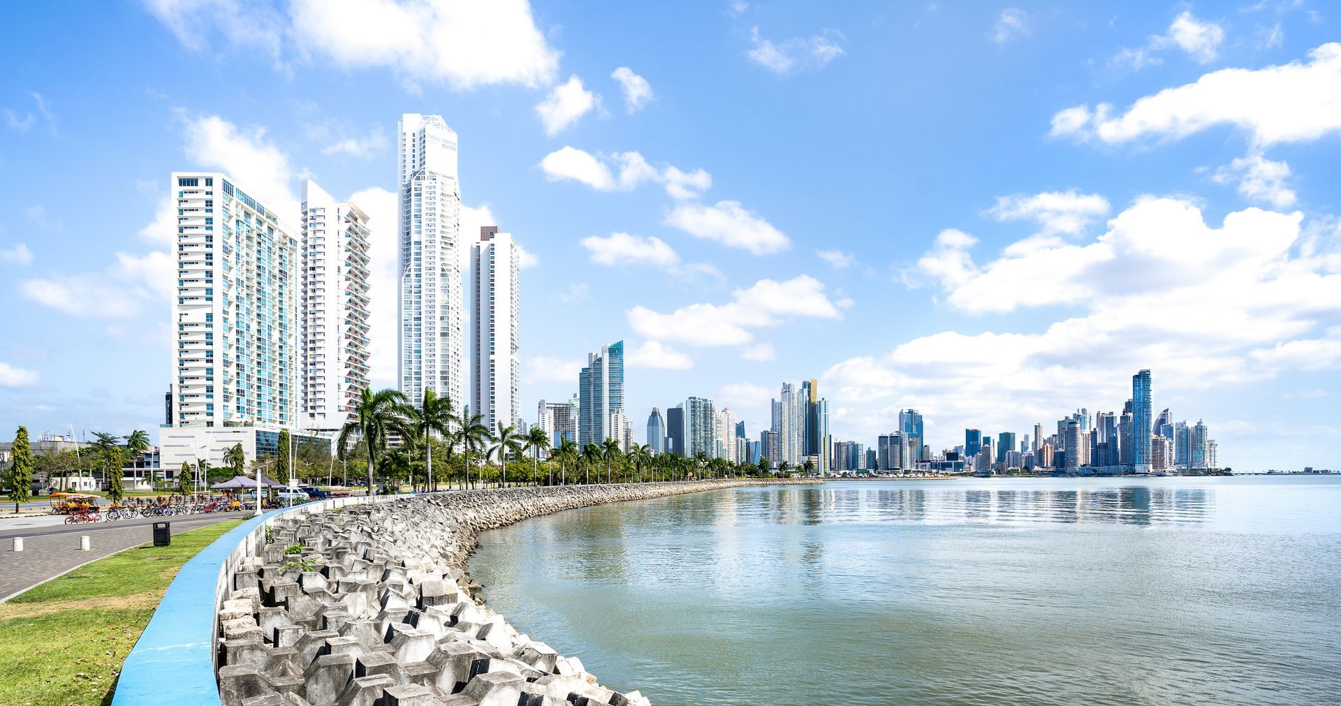 Un horizonte de ciudad con un cuerpo de agua en primer plano.