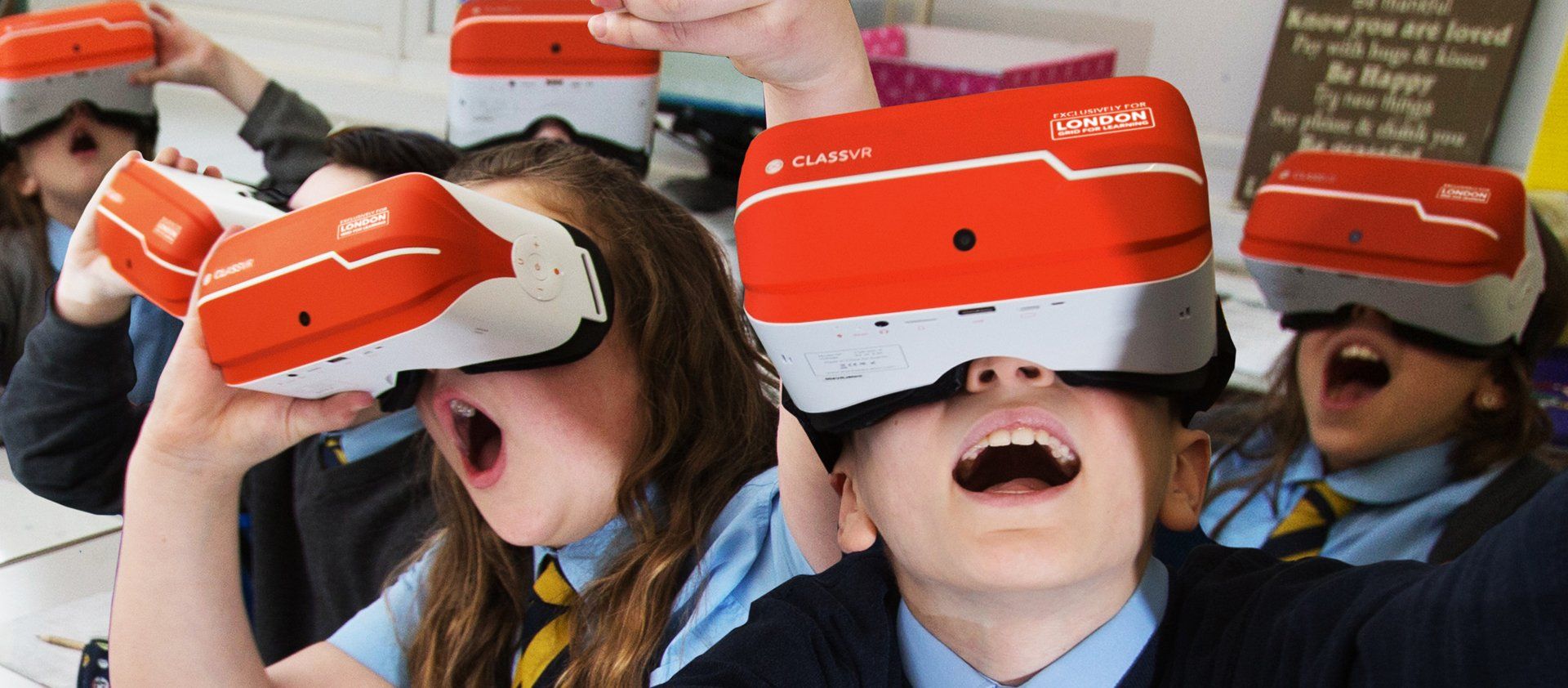 Kinderen die een les in virtual reality volgen