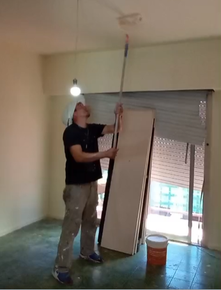 Dos hogazas de pan envasado, con etiqueta naranja, sobre una estera tejida.