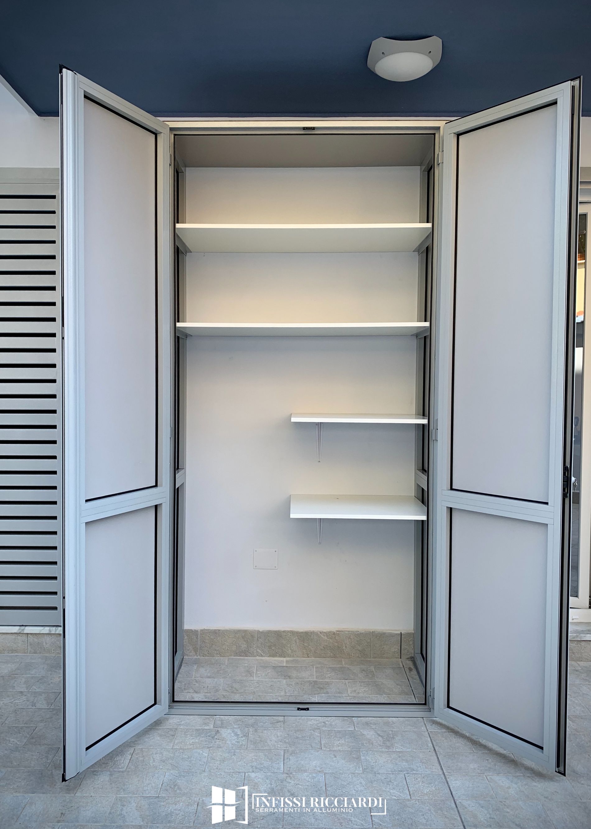 Interno con scaffali