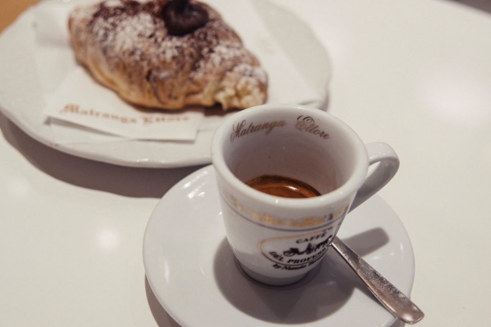 Caffè e cornetto farcito al cioccolato