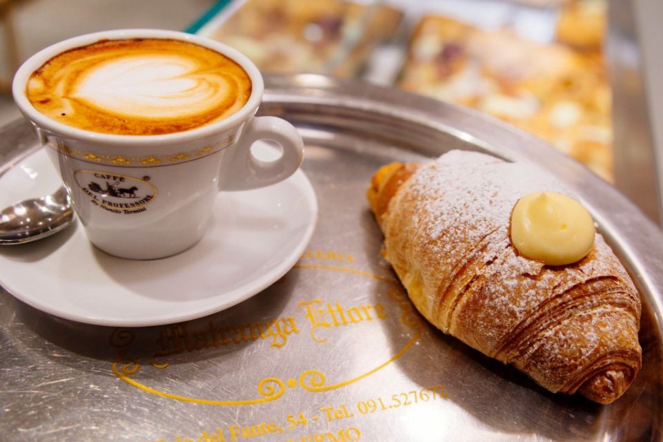 Colazione con cornetto e cappuccino
