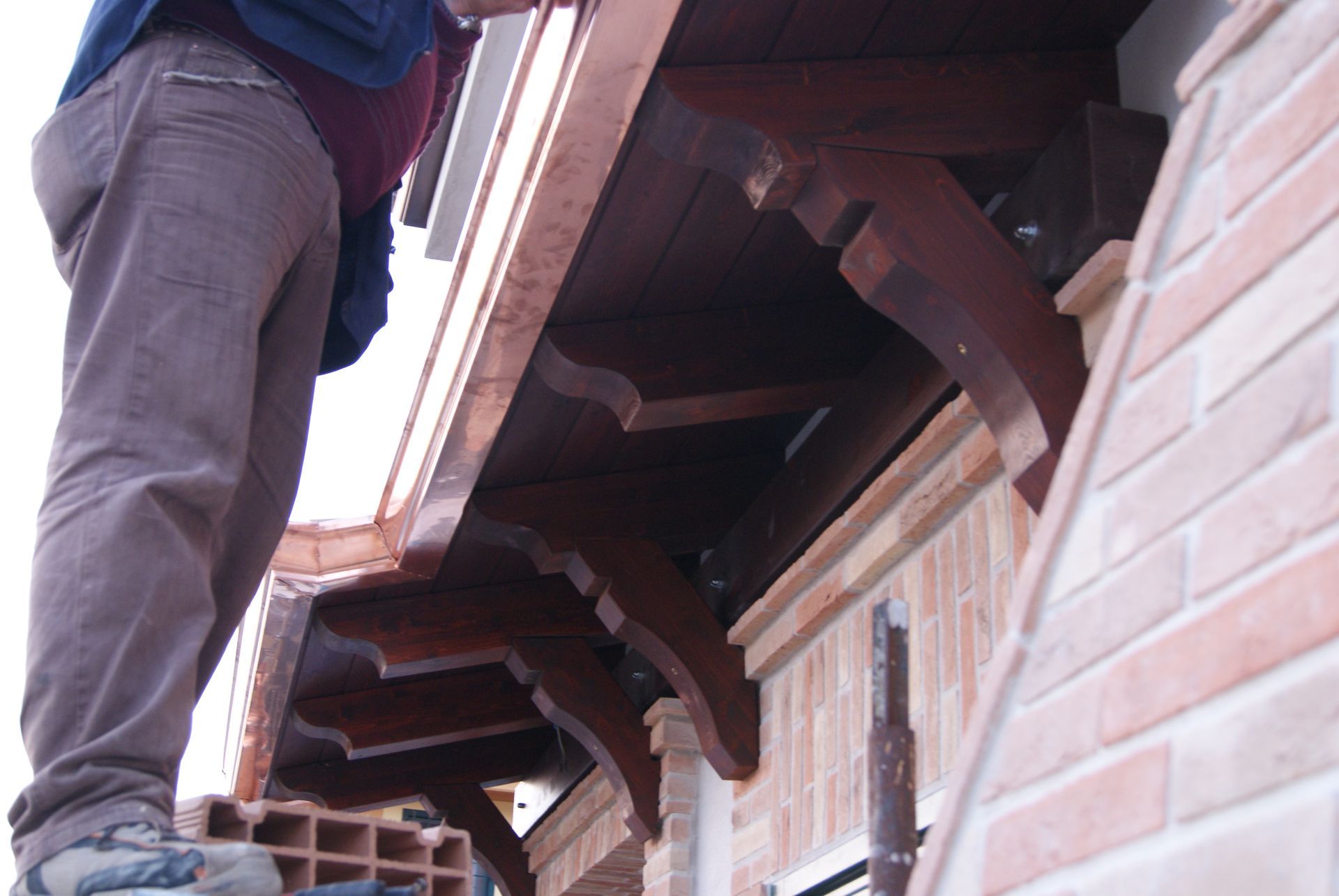 montaggio pensillina legno lamellare