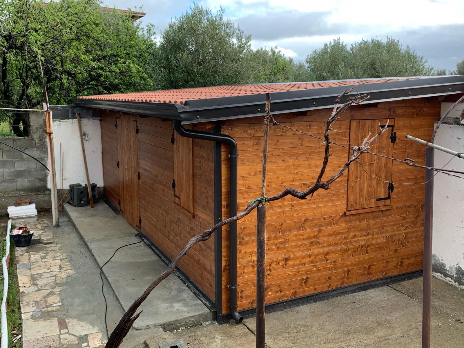 una tettoia di legno con un tetto di tegole rosse.