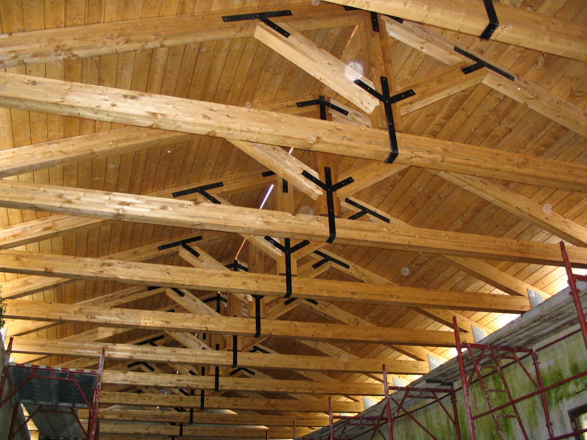 Il soffitto di un edificio è costituito da travi di legno