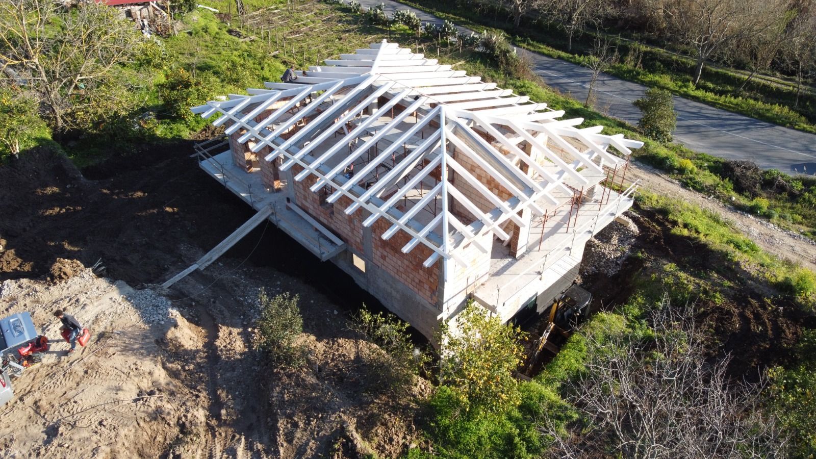 Veduta aerea di una casa in costruzione con tetto in legno.