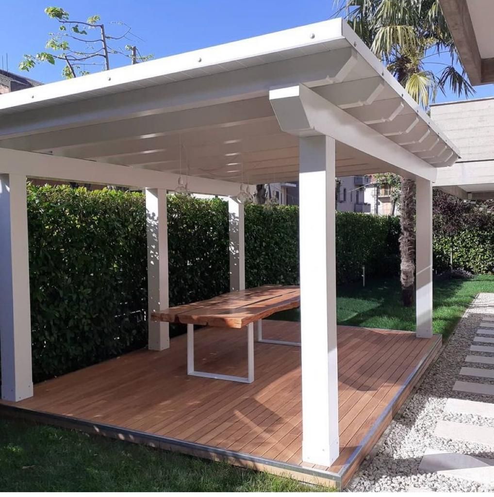gazebo bianco in legno