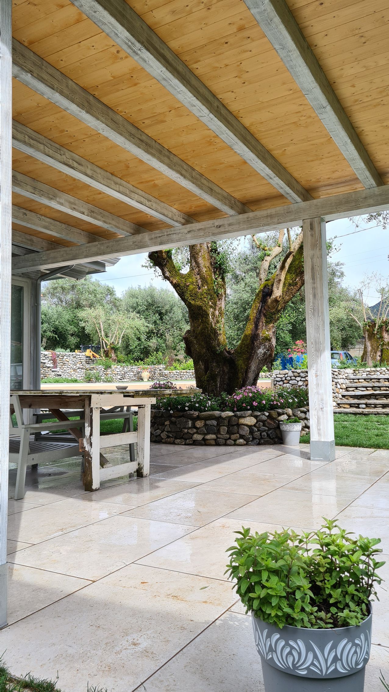 tetto in legno su un patio.