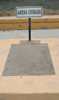 Un cartel que dice arena cribada